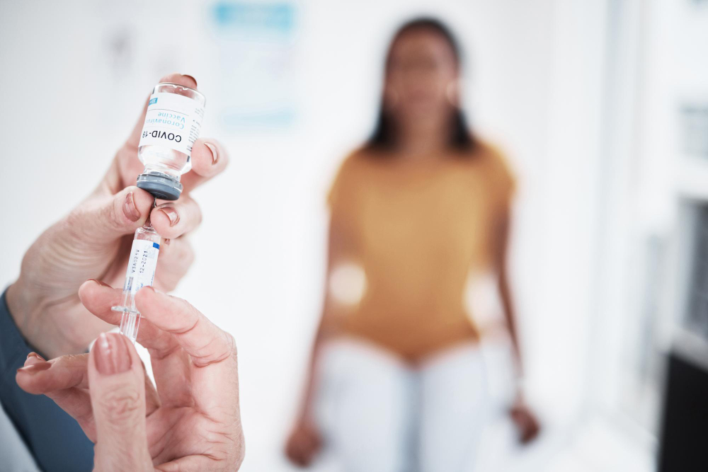 Profissional preparando uma aplicação medicamentosa
